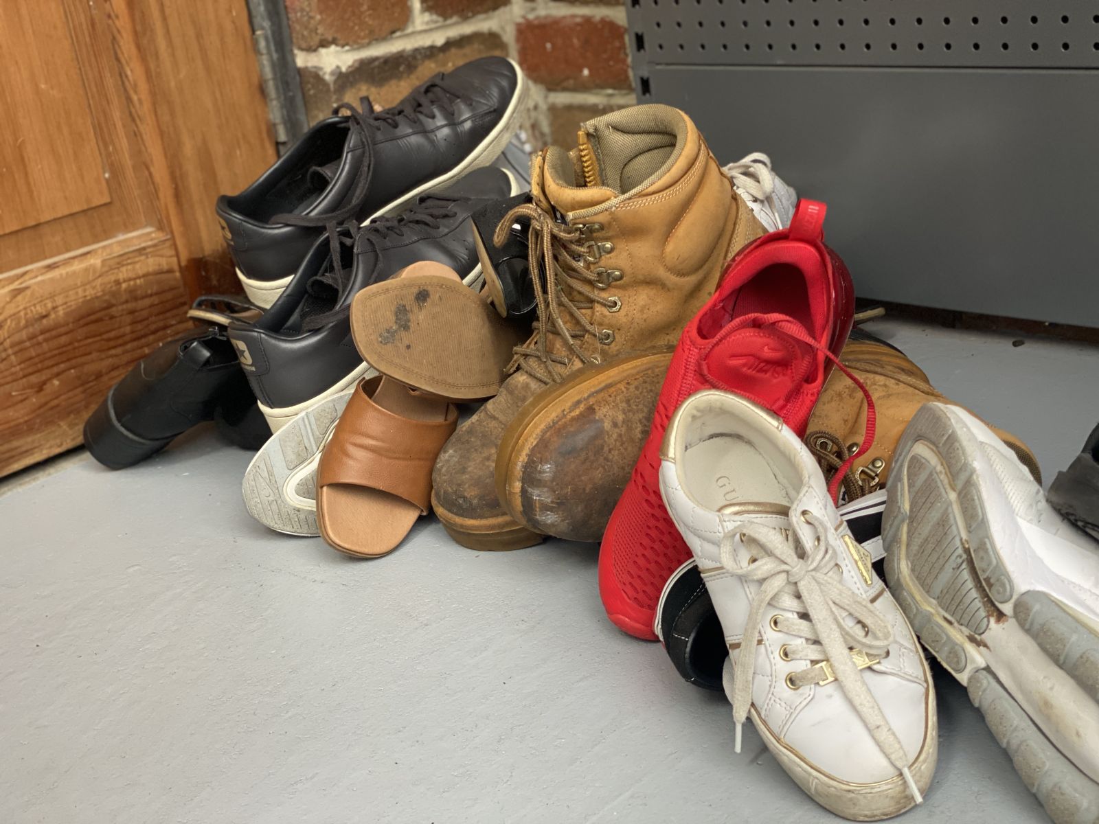 https://www.garageking.com.au/assets/images/Garage-storage-shoes.jpg